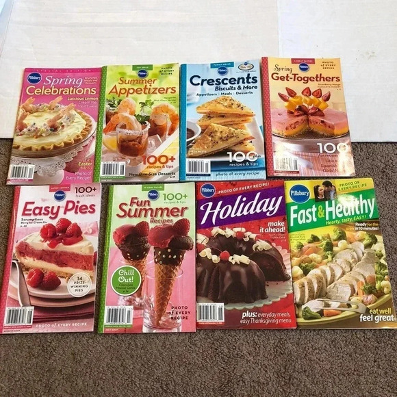 8 pieces lot of Pillsbury Cookbooks - Picture 1 of 3